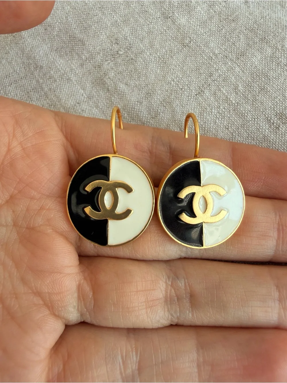 🖤🤍CHANEL Black and White Enamel CC Drop Earrings - Gold-Tone✨